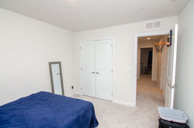 Building Photo - Beautiful home in quiet neighborhood