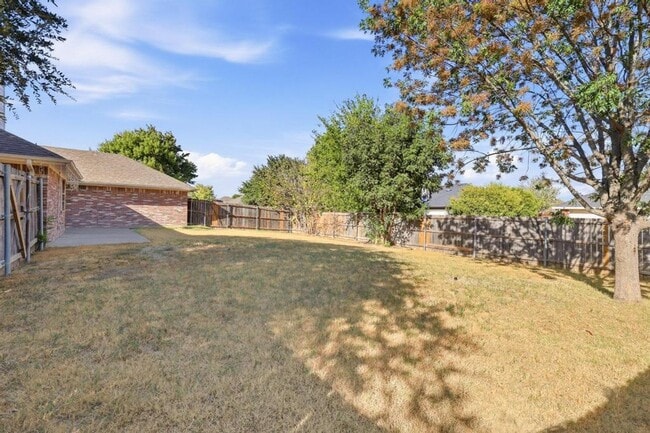 Building Photo - 100 Oak Hollow Ln