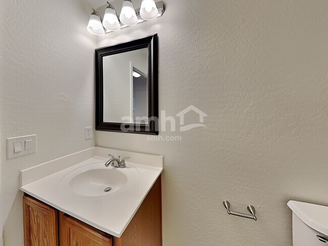 Building Photo - 1033 S Deerfield Ln