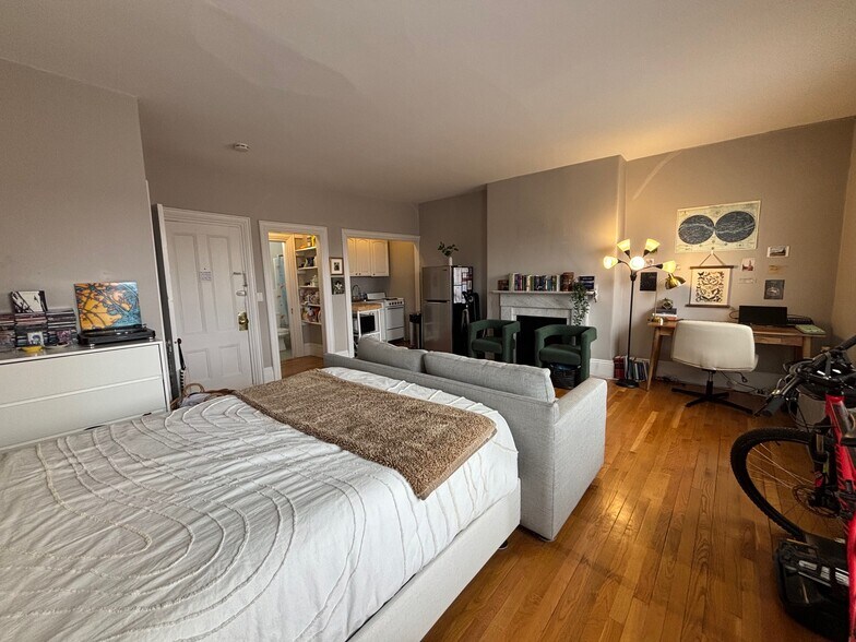 Building Photo - 82 Charles St