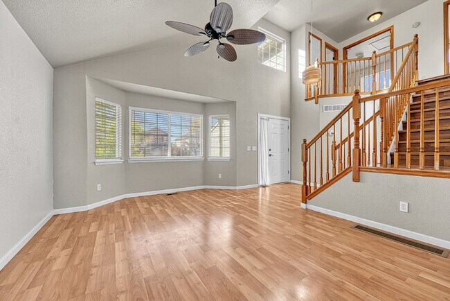 Building Photo - $3,400 - 5 Bed, 3.5 Bath Home in Aurora with in unit Laundry and Fenced in Yard!