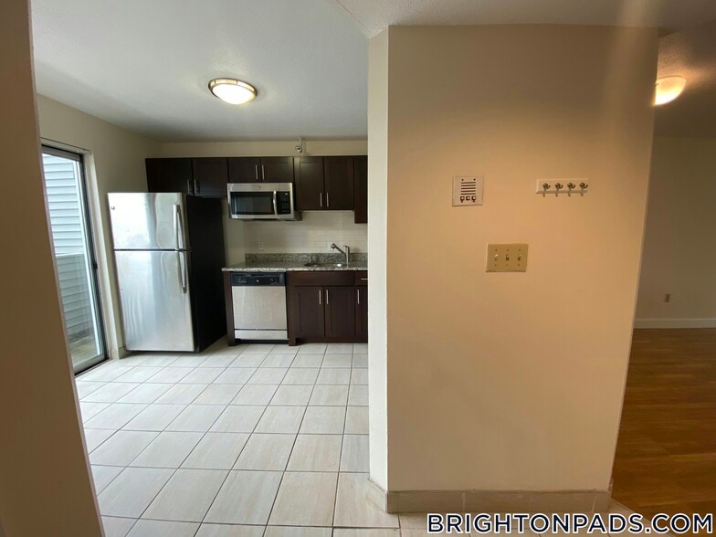 Building Photo - 140 N Beacon St