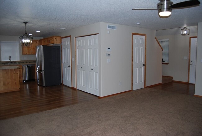 Building Photo - Well Maintained 3 Bedroom 2.5 Bath Newberg OR