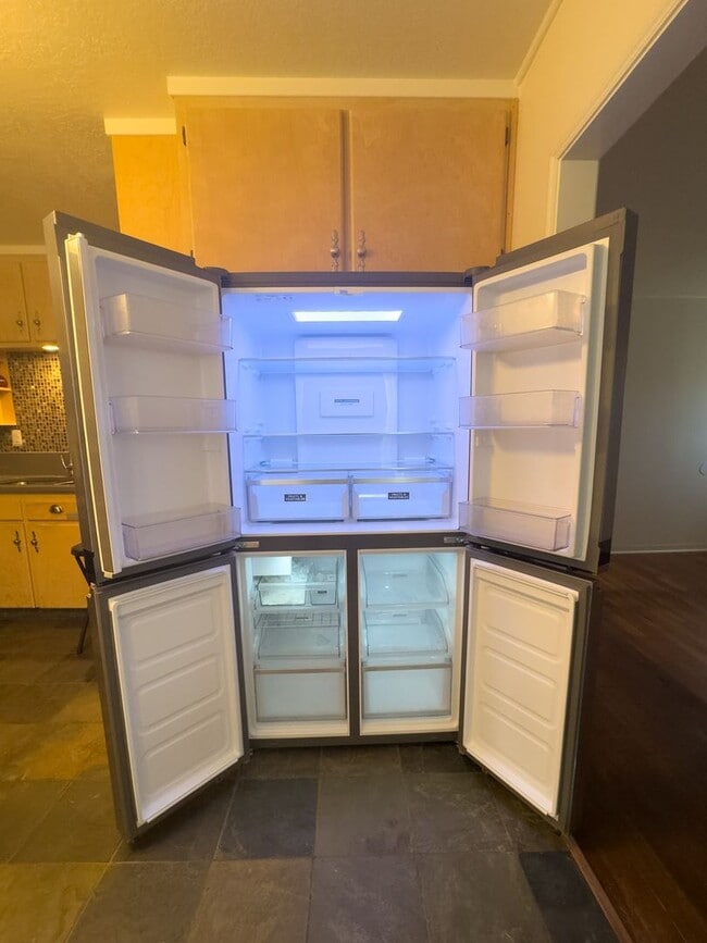 Building Photo - Charming 2 Bed 1 Bath Home on Fenced Corne...