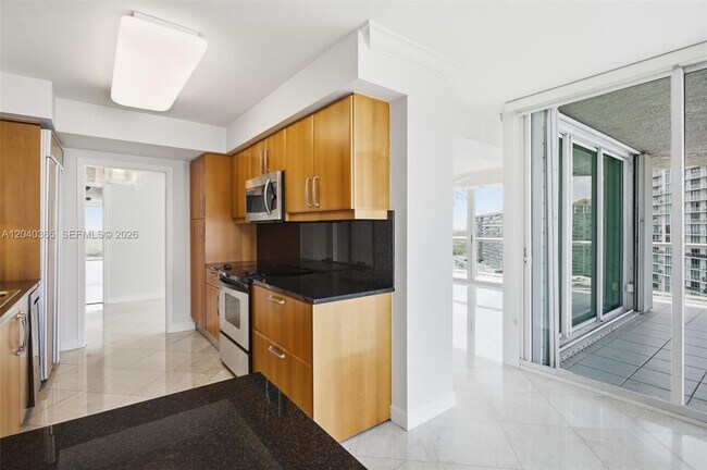 Building Photo - 16500 Collins Ave