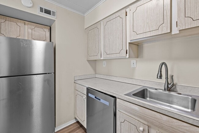 Building Photo - Quiet Norfolk Condo – Utilities & Parking ...