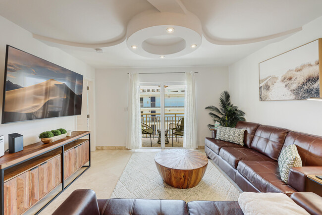 Building Photo - 1161 Hillsboro Mile