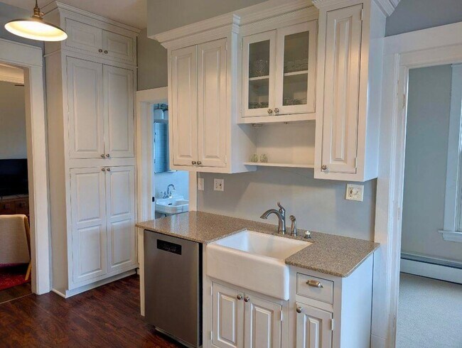 Building Photo - Stunning 3 bedroom main floor unit in prime Saint Paul location.