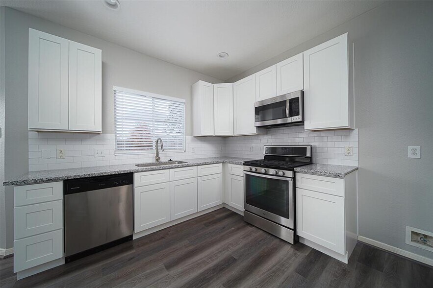 Building Photo - 15331 Hickory Dale St