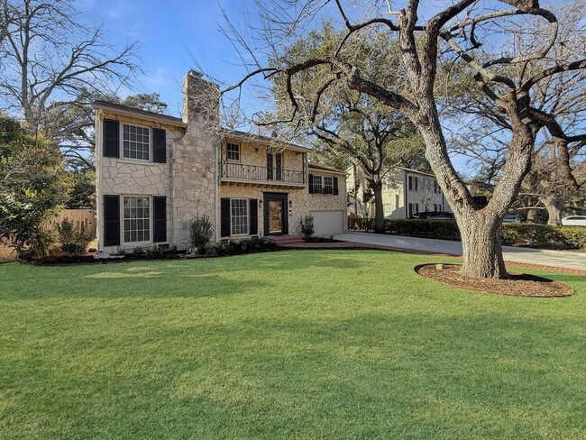 Building Photo - Luxury 4-Bedroom Home with 3,400+ Sq Ft in Prime San Antonio Location