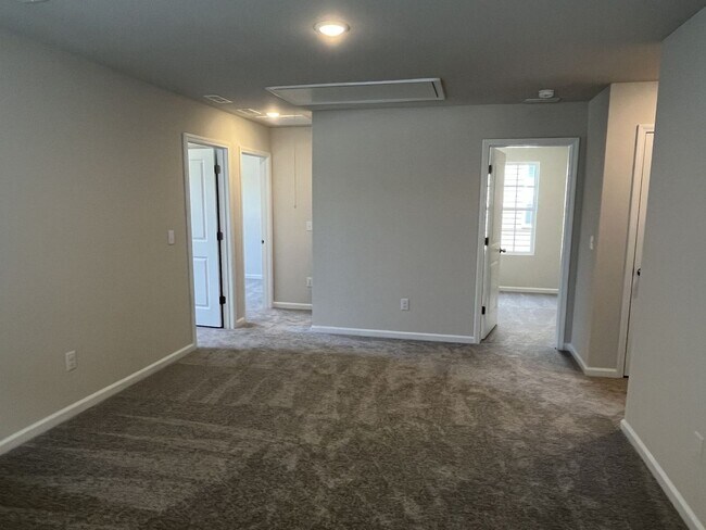 Building Photo - COMING AUGUST 2026!!! Newer 4 Bed Home in University Area
