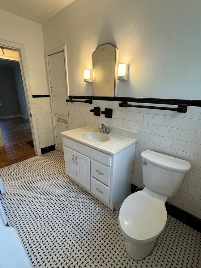 Building Photo - Gorgeous Features! 3 Bedroom with Bonus room