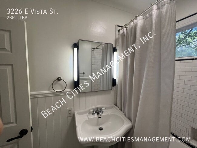 Building Photo - 3226 E Vista St