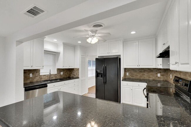 Building Photo - Bluebonnet Circle Charmer