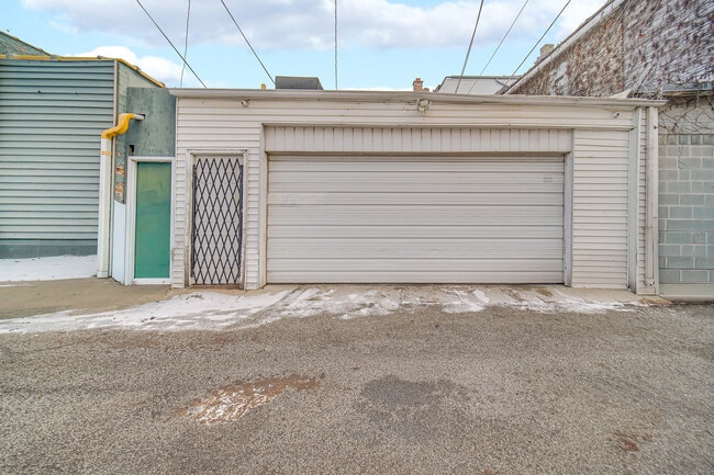 Building Photo - 1002 N Western Ave