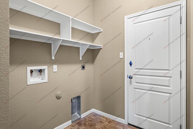 Building Photo - 5607 Blackstone Dr
