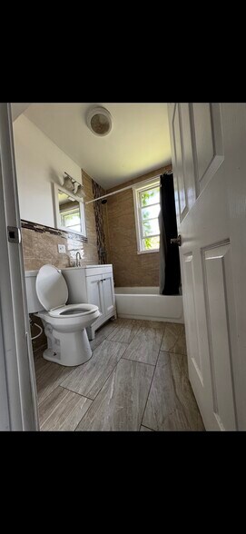 Bathroom - 162 N La Crosse Ave