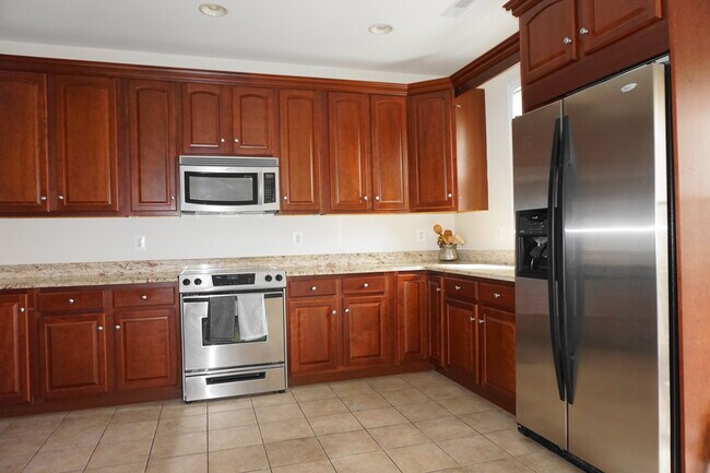 Building Photo - Charming 3Bedroom/3.5Bath Townhome in Ridg...