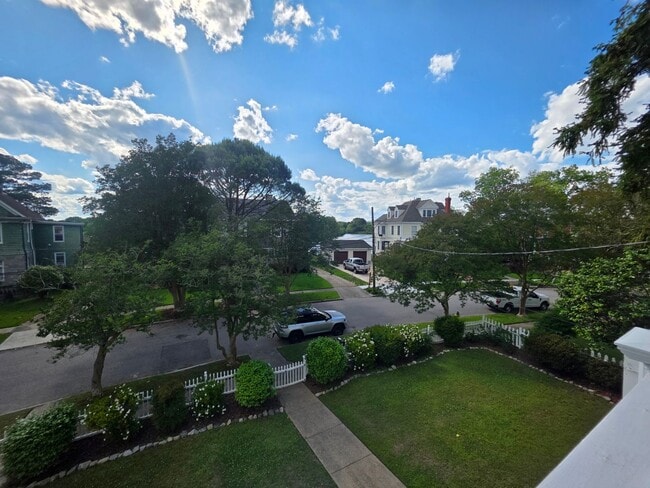 Building Photo - Charming 2-Bedroom Apartment with River Views