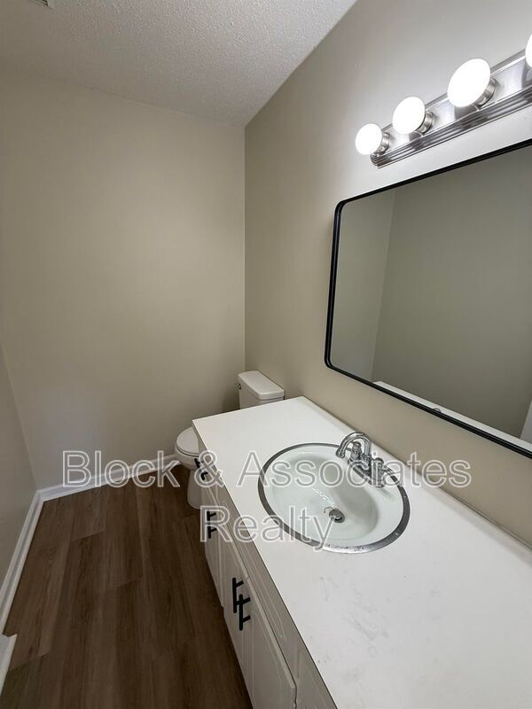 Building Photo - 824 Fermer Rd