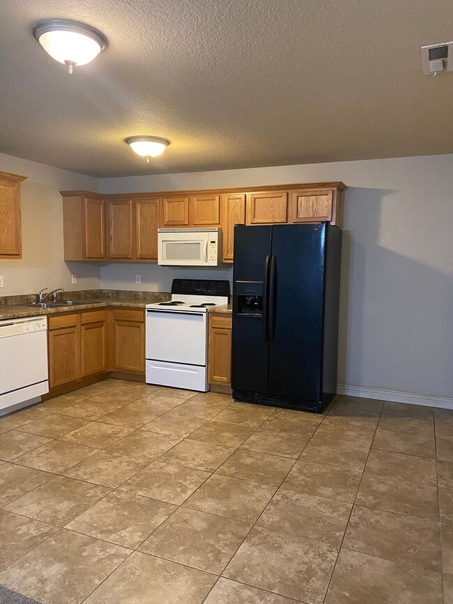 Building Photo - 3 bedroom 2 bath duplex with 2 Car Garage