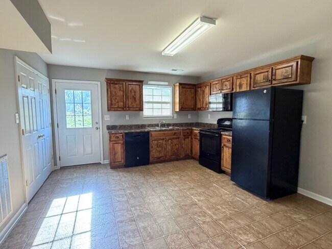 Building Photo - 1299 Pond St SE