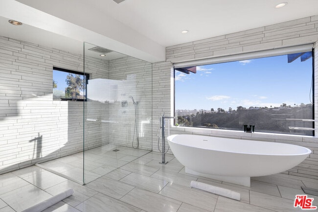 Building Photo - 1735 Summitridge Dr