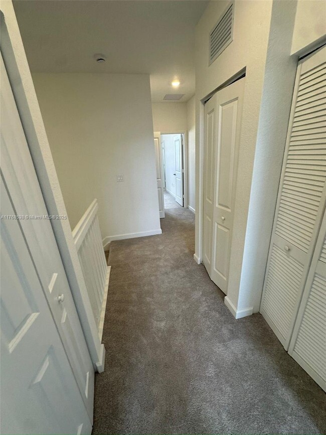 Building Photo - $2,450 2848 SE 26 Ter