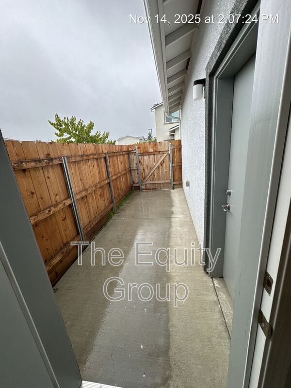 Building Photo - 410 S Summit St