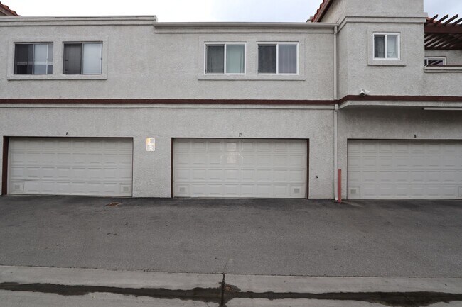 Building Photo - **24210 Sylvan Glen Rd #F Diamond Bar** 2 bedroom 2 bath Townhouse !!