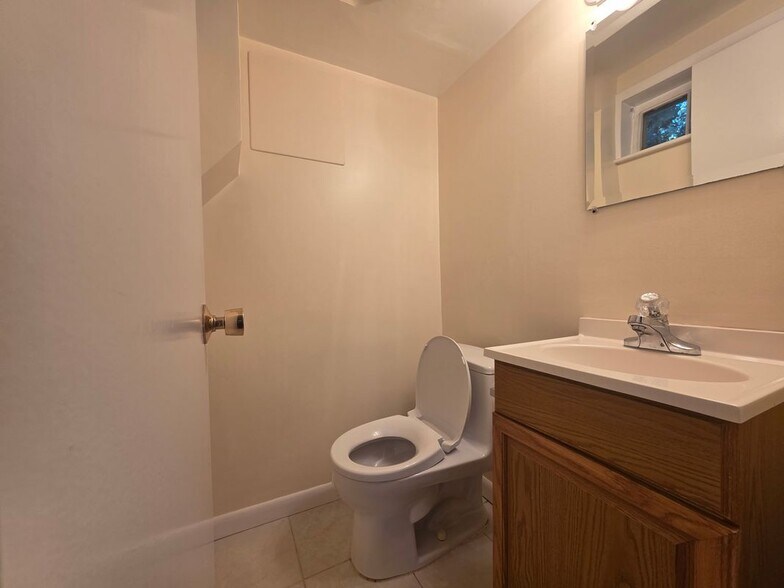 Building Photo - 612 Kenbrook Dr