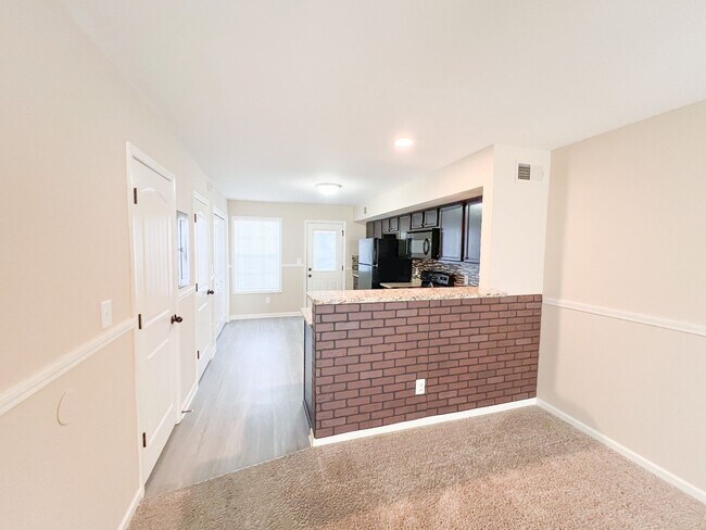 Building Photo - 2 Bedroom 1.5 Bathroom Townhome