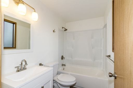 Building Photo - Maple Leaf 2-story 3 bed/2.5 bath with deck and garage available now for $3700!!