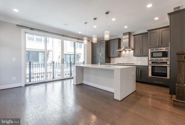 Building Photo - 1527 16th Rd N