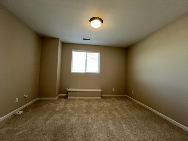 Building Photo - Modern 4/2.5 Townhome in Minden