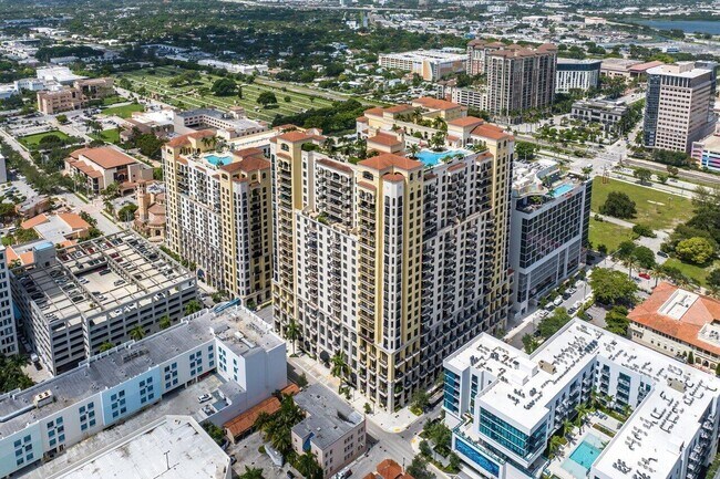 Building Photo - 701 S Olive Ave