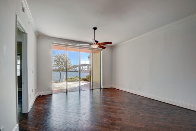 Building Photo - 2640 Lake Shore Dr