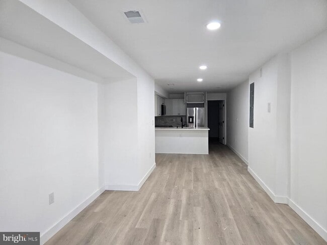 Building Photo - 901 Redbud Ln NE