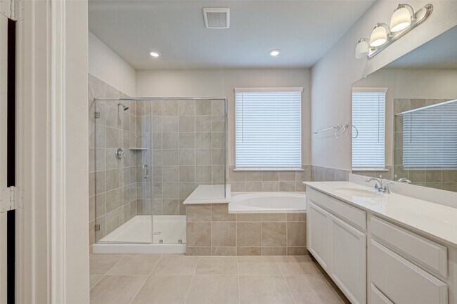 Building Photo - 1526 Lakeline Oak Dr