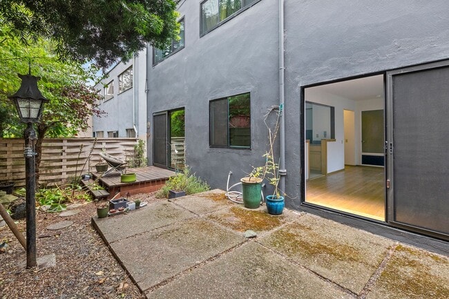 Building Photo - 592-594 Corbett Avenue