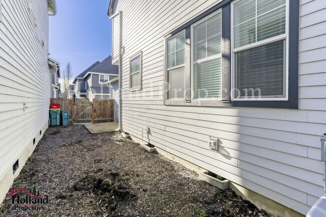 Building Photo - 3-Bedroom Beaverton Home with Granite Kitchen Island and Fireplace