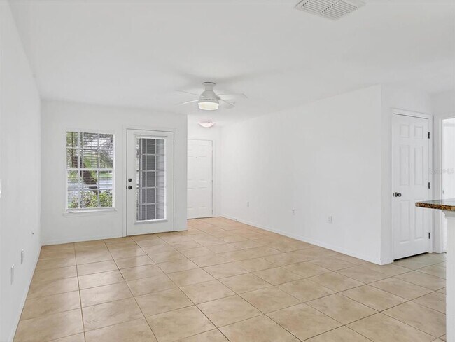 Building Photo - 8933 Manor Loop