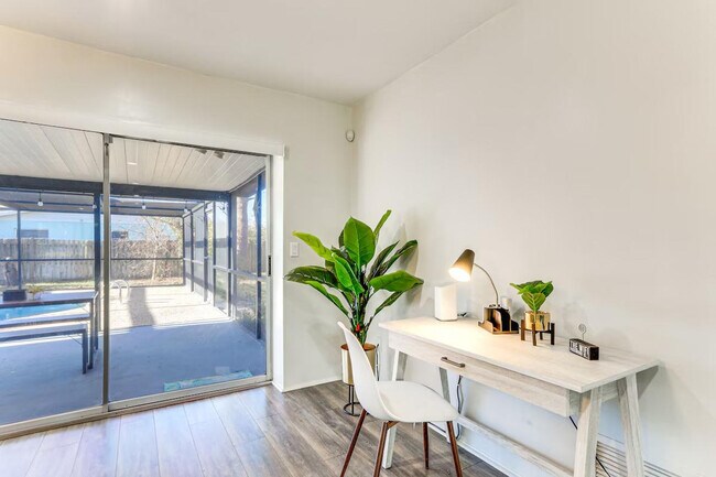 Building Photo - 3310 Siesta Dr