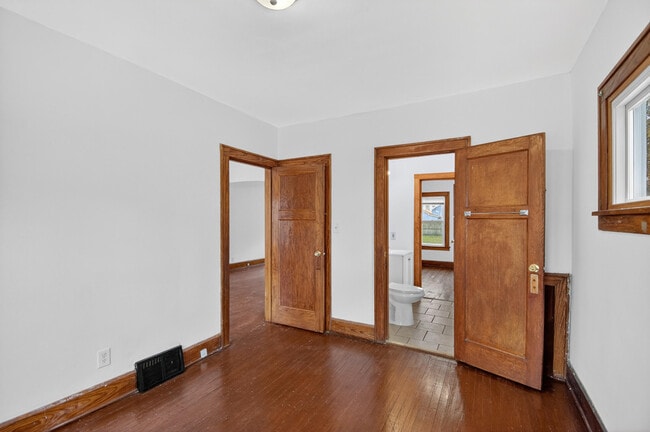 Building Photo - 1927 Harriet St