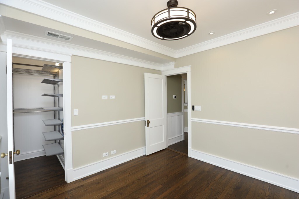 Building Photo - 3837 N Damen Ave