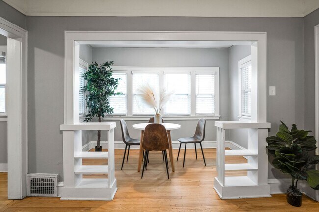 Building Photo - Rare quality UWM Flat , Walk to Campus!