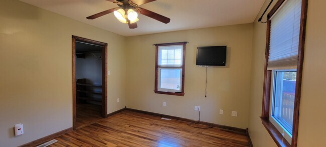 Master bedroom - view towards walk in closet - 203 Buckley Blvd