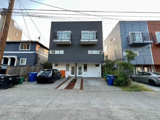 Building Photo - Stunning 2-Bedroom, 2.5-Bathroom Townhouse Located in Vibrant West Seattle.
