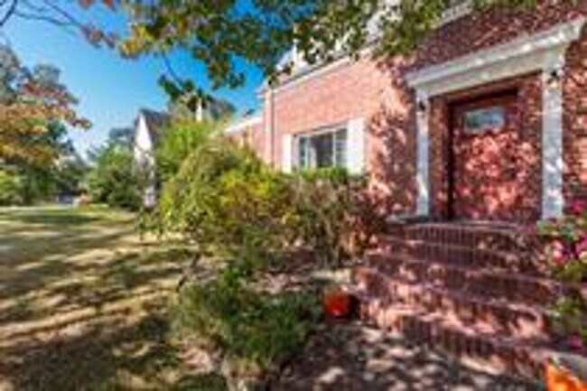 Building Photo - Beautiful Brick Home In A Desirable Location