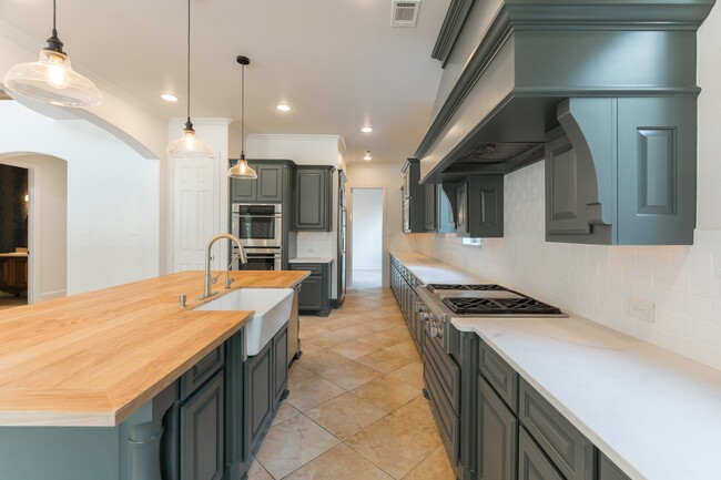Building Photo - 14 N Player Manor Cir